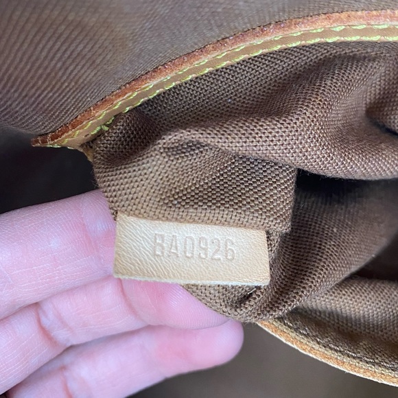 Louis Vuitton Alma - Picture 11 of 12